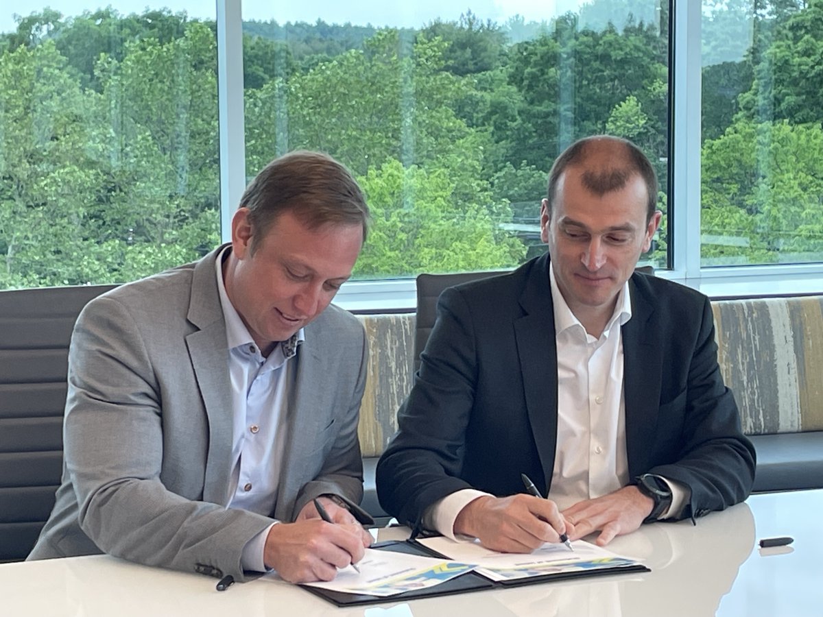 SanofiANZ's tweet photo. Sanofi’s Global Head of R&D Dr Jean-Francois Toussaint has signed a Statement of Intent with @QLDGov Deputy Premier @StevenJMiles to explore mRNA GMP-grade clinical manufacturing in #Australia.
#WeNeverSettle #TranslationalScienceHub #WithVaccines #BIO2023 https://t.co/mSJvmLNULu