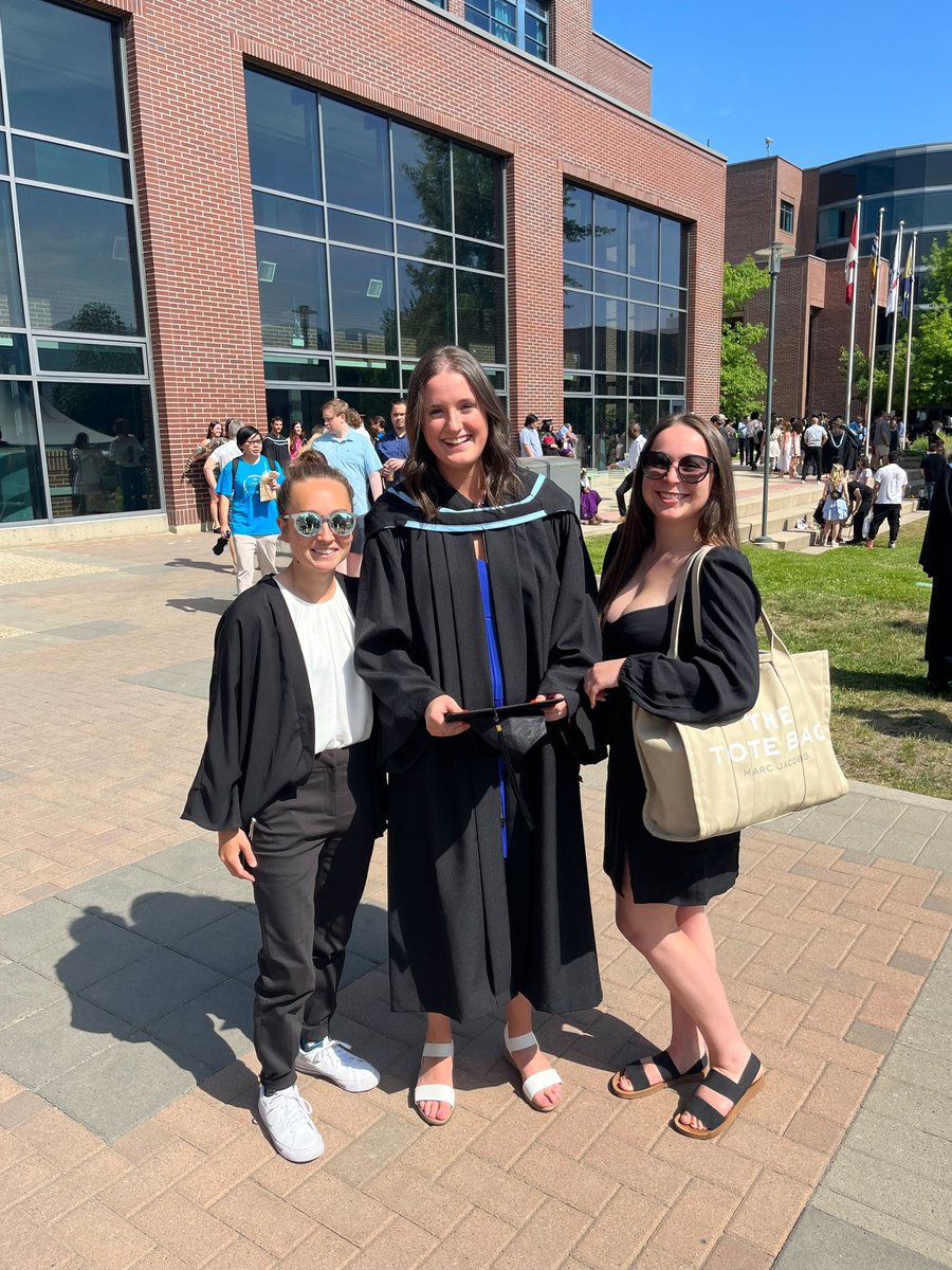 DrKraeutner's tweet image. Congrats to everyone convocating this week and especially to @NIMBL_UBCO trainees Sara Klick, Parres Holliday, and (lost in the crowd) Kelly Spriggs! #GraduationSzn @fass_ubco