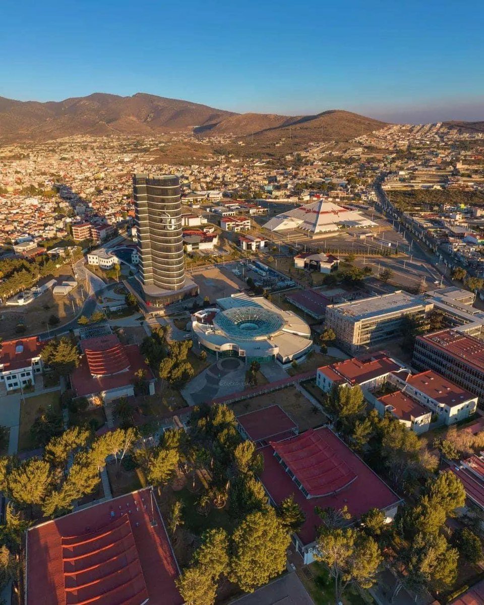 Extraordinaria foto, de la Ciudad del Concocimiebto de la UAEH, muy bonita. Saludos, se pueden identificar las diferentes etapas de crecimiento en la estructura y su magnitud, más de 40 años de historia en una foto.