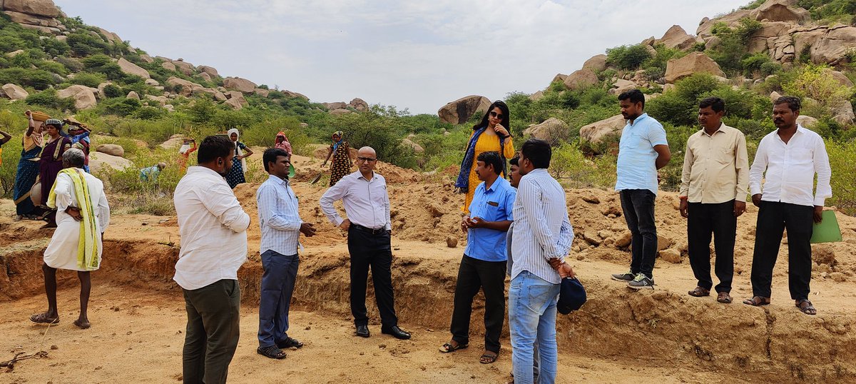 MgnregaTp's tweet photo. ಚಿತ್ರದುರ್ಗ ಜಿಲ್ಲೆಯ ಮೊಳಕಾಲ್ಮೂರು ತಾಲ್ಲೂಕಿನ ಹಾನಗಲ್, ಹಿರೇಕೆರೇಹಳ್ಳಿ ಮತ್ತು ರಾಯಾಪುರ ಗ್ರಾಮಪಂಚಾಯಿತಿ ವ್ಯಾಪ್ತಿಯಲ್ಲಿ ಮನರೇಗಾ ಯೋಜನೆಯಡಿಯಲ್ಲಿ ಅನುಷ್ಠಾನ ಆಗಿರುವ ಜಲಸಂಜೀವಿನಿ ಕಾಮಗಾರಿಗಳ ಪರಿಶೀಲನೆಗೆ ಕೇಂದ್ರದಿಂದ ಆಗಮಿಸಿರುವ ಶ್ರ��� ಗೋಪಾಲಕೃಷ್ಣ ಸರ್ ಹಾಗೂ ತಂಡ    ಕಾಮಗಾರಿಗಳನ್ನು ವೀಕ್ಷಣೆ ಮಾಡಿದರು. https://t.co/hKOws8dhTR