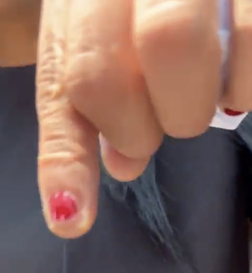 Muy brgas la Lady Tepito y así, pero a ver, pélame una mandarina! 🍊