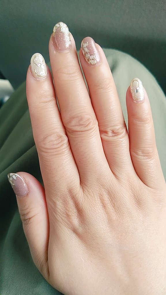 ネイルサロンへ💅🏻
紫陽花ネイルが流行っているけど
流行に乗るのはあまり好きではないから
肌なじみの良いデザインで。
自分だけの｢好き｣が大事(>ᴗ<)