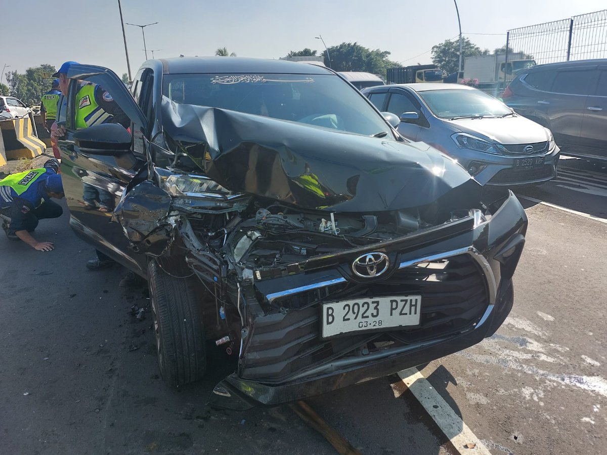 10.11 Terjadi kecelakaan tabrakan beruntun 5 mobil di Tol Wiyoto Wiyono Jatinegara arah Cawang Km. 03. Tidak ada korban jiwa dan kecelakaan sudah dalam penanganan petugas Polri dan PT. CMNP.