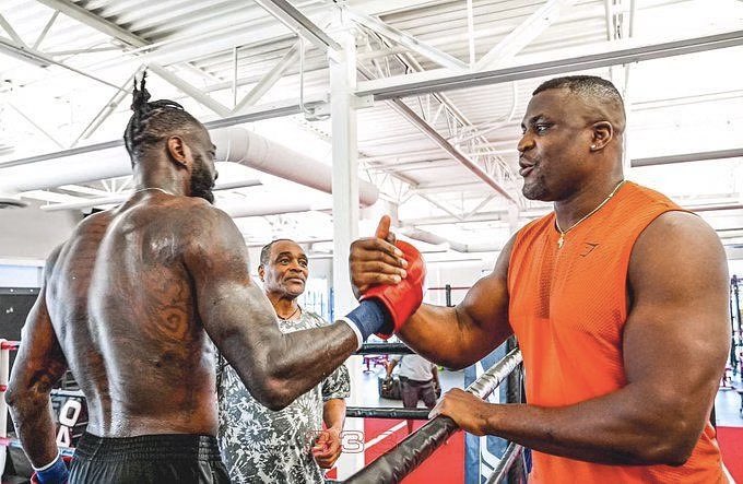 🚨Le boxeur #DeontayWilder était un des guest du #PFL4 et il a parlé de la nouvelle recrue #FrancisNgannou ‼️
👉 Il explique que de vraies discussions ont déjà eu lieu et qu’il serait même intéressé par un contrat de 2 fights :
1 Boxe / 1 MMA.
« Le meilleur reste à venir »