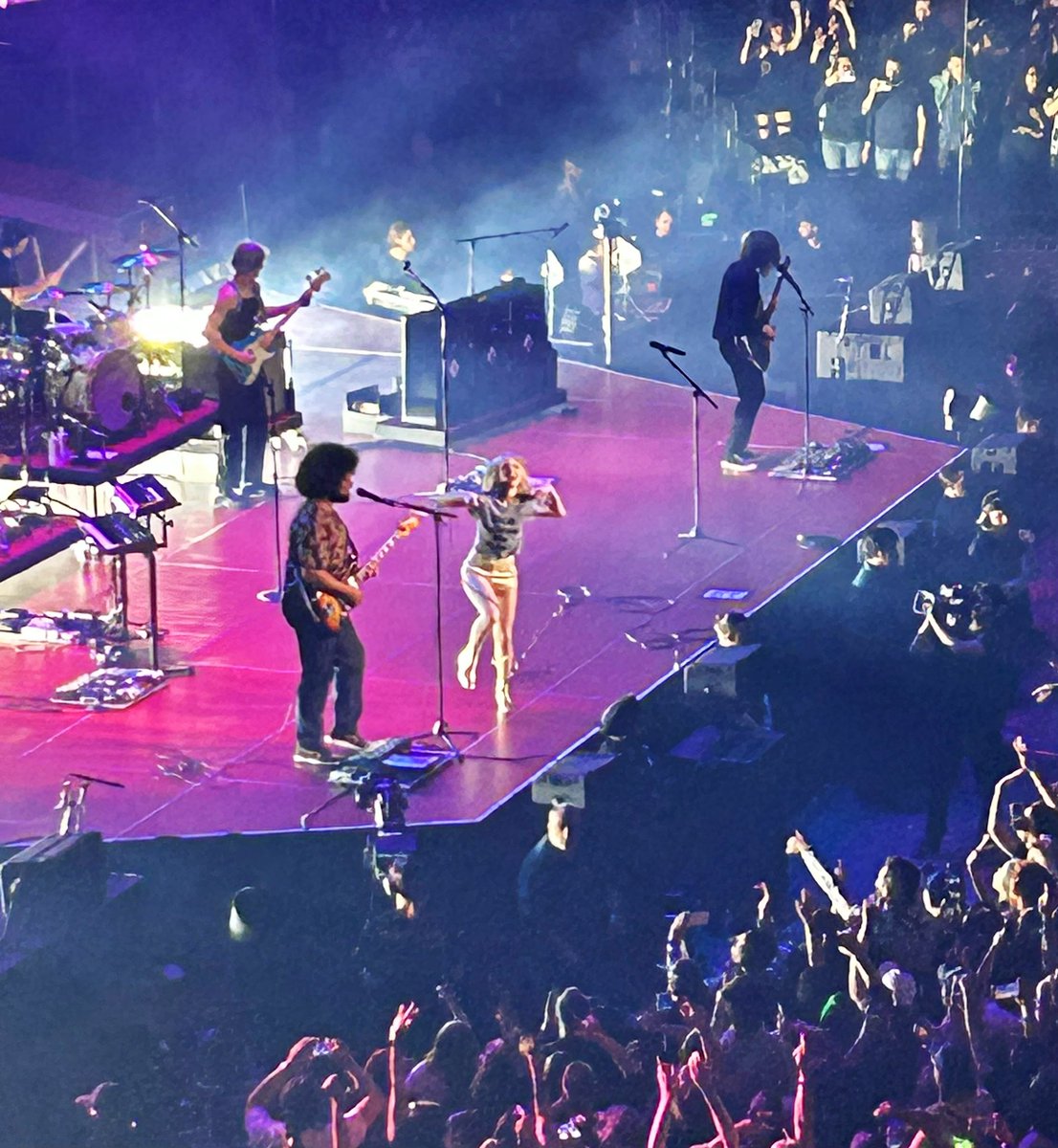 Love artists who have an environmental conscience and sense of social responsibility. Kudos, Hayley Williams for your shirt. Kudos to @paramore for one hell of a rock show at @ScotiabankArena tonight in #Toronto. The fans clearly feel your vibes.