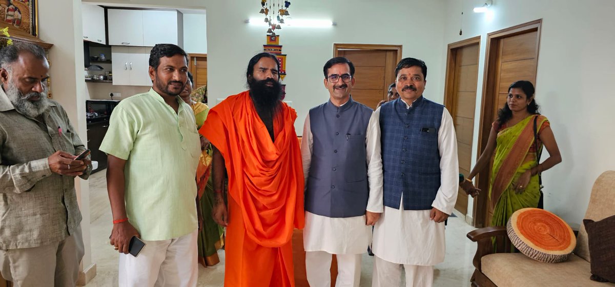 🕉️🕉️🕉️ಪರಮ ಪೂಜ್ಯ ಯೋಗ ಋಷಿ ಸ್ವಾಮಿ ರಾಮ್ ದೇವ್ ಜಿ ಮಹಾರಾಜರು ಹಾಗೂ ಯೋಗ ಗುರುಗಳಾದಂತ ಪಂಚಮಸಾಲಿ ಜಗದ್ಗುರು ಪೀಠ ಹರಿಹರ ವಚನಾನಂದ ಮಹಾ ಸ್ವಾಮೀಜಿ ಹಾಗೂ ಪತಂಜಲಿಯ ಕರ್ನಾಟಕದ ರಾಜ್ಯ ಪ್ರಭಾರಿಗಳು ಬವರಲಾಲ್ ಗುರೂಜಿ ಸಂಜೆಯ ಕುಸ್ತಿಗಾರ ಜಿ ಕಿರಣ್ ಜಿ ಅನೇಕ ಗೆಳೆಯರೊಂದಿಗೆ ಹಾಗೂ ಯೋಗ ಬಂಧುಗಳೊಂದಿಗೆ ಯೋಗ ಮಾಡುವುದರೊಂದಿಗೆ ಆನಂದವನ್ನು ಹಂಚಿಕೊ