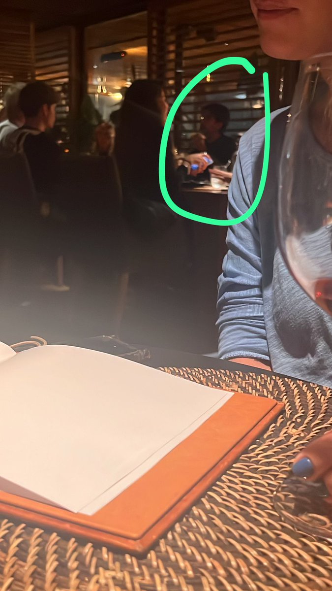 alebritos's tweet photo. @Intrusos @Flordelav ...Juan Darthes esta en bs as ...esta foto es de anoche cenando en restaurant de nordelta Manso https://t.co/xyAHLTg9in