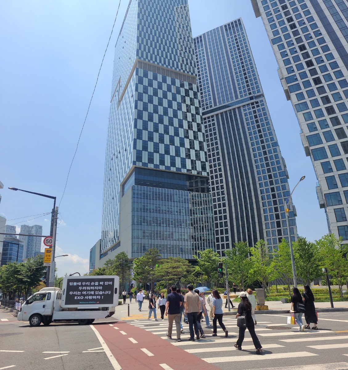 MYuniverse_EXO's tweet photo. First support truck from Malaysia EXO-L at SM Ent building.❤️🇲🇾

Message on LED screen:
“Hold our hands tightly when it's hard
Don't be afraid
We are here
EXO Saranghaja!”

#westandunitedforcbx
#alwayswithexo
#westandwithcbx
#weareoneEXO https://t.co/SoO1wgY3FN