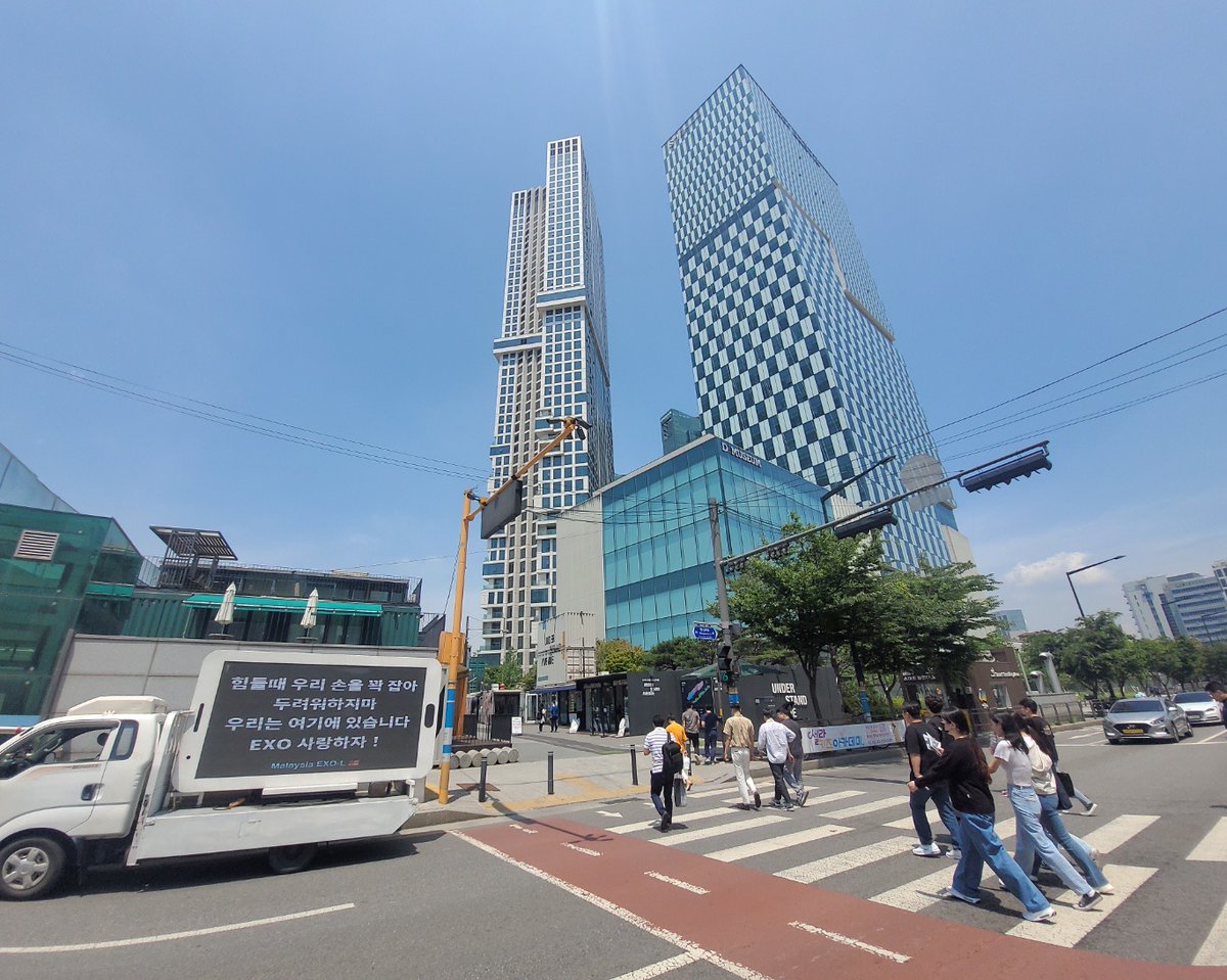 MYuniverse_EXO's tweet photo. First support truck from Malaysia EXO-L at SM Ent building.❤️🇲🇾

Message on LED screen:
“Hold our hands tightly when it's hard
Don't be afraid
We are here
EXO Saranghaja!”

#westandunitedforcbx
#alwayswithexo
#westandwithcbx
#weareoneEXO https://t.co/SoO1wgY3FN