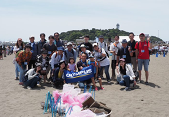 Olympus_Corp's tweet image. Olympus staff doing their part! 26 Olympus employees volunteered at the Showa Rock Trash Pickup at Enoshima, an island southwest of Tokyo. With the event’s live music in the background, they collected plastic trash off the beach. Thank you for the hard work! #EnvironmentMonth