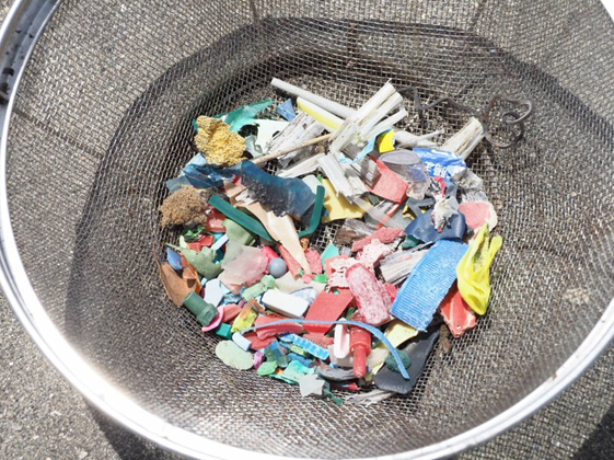 Olympus_Corp's tweet image. Olympus staff doing their part! 26 Olympus employees volunteered at the Showa Rock Trash Pickup at Enoshima, an island southwest of Tokyo. With the event’s live music in the background, they collected plastic trash off the beach. Thank you for the hard work! #EnvironmentMonth