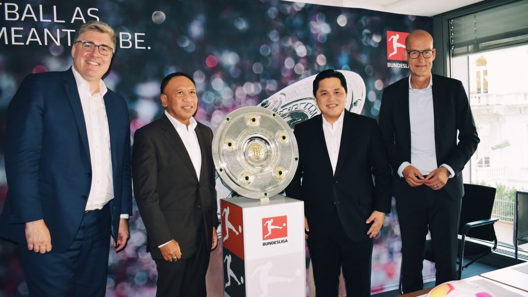 idextratime's tweet photo. RESMI : PSSI menjalin kerjasama dengan operator Bundesliga, DFL. 🤝

DFL akan membantu PSSI dalam hal mengembangkan pemain usia muda, manajemen klub dan liga, manajemen stadion, keamanan suporter serta media dan lisensi klub.

Mantap.. 👍 https://t.co/hWwnGcIiye
