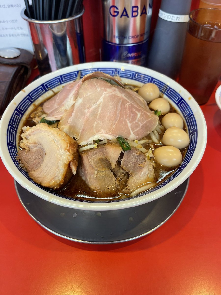 ty19630701's tweet photo. 本日のランチ
ジャンプ@春日部
ROCK DAYs限定
ブラックガーリックそば+ミニライス、豚・ローストポーク。5時間半待ちて、遂に入店☝️久々復活のROCK DAYsなら、行かない訳ないでしょ☝️痛恨のコールミスは、ご愛嬌🤣本日も、大変美味しゅうございました🙇♂️
#ジャンプ
#ROCKDAYs
#ブラックガーリックそば https://t.co/o4K0FnhMv2