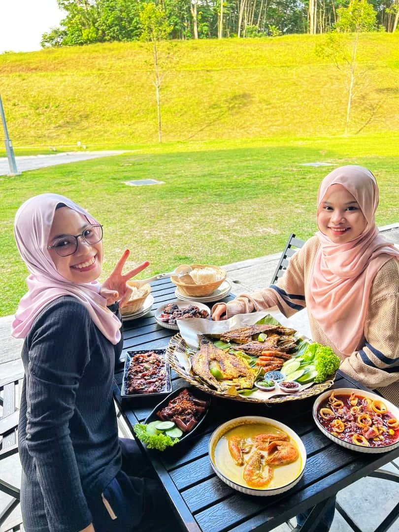 CyberjayaTumez's tweet photo. Break panjang harini kan? geng2 wanita apalagi boleh lah foodhealing di sini.

Sambil makan, sambil borak2.
Ikan bakar kat sini lengkap satu hidangan nasi dan freerefill air serendah 12.90 je tau.

Lokasi Tumez Cyberjaya
@Twt_Cyberjaya https://t.co/H9gTBlyKJC