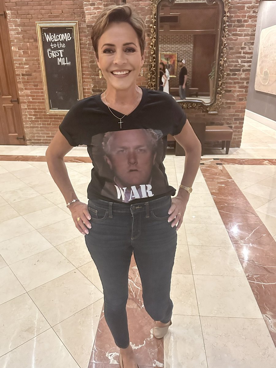 Kari Lake just walked into the lobby of the GAGOP convention wearing this. She gets it.
