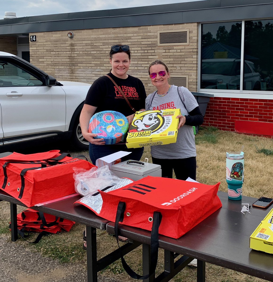 WeAreTheWeckies's tweet image. Such a fun-tastic time @KeithElementary ‘s Beach Blanket Bingo tonight!! Way to go Keith PTA!! 🍕😎🏆 @WalledLkSchools #wleced