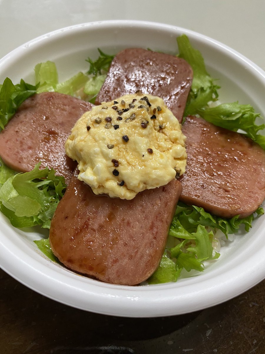 mayumi_goto's tweet photo. 今日のlunchはGlin Tokyoの葉物を定期的にご注文頂いているBEAUTY STANDさんの限定メニュー「スパムエッグ丼」
をいただきまーす🙏

葉の色味
熱が加わっても残るシャキシャキ感
みずみずしいのに水っぽさがない
他の食材の味も活かしてくれる
この葉物達凄いわぁ！ https://t.co/rY9QEZZVCU