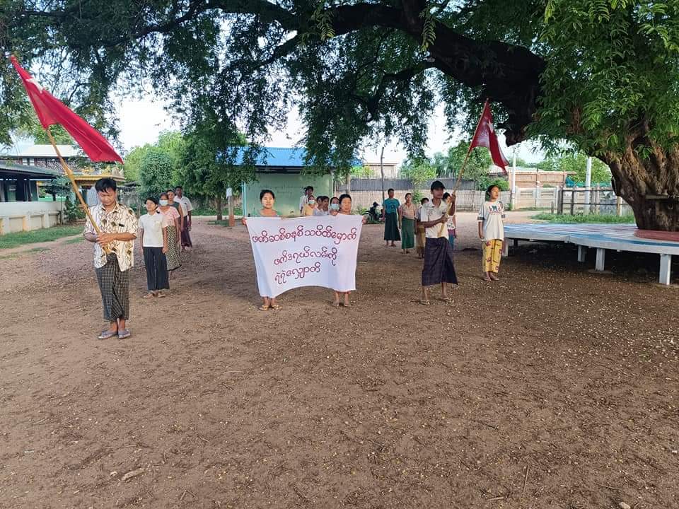 NantEiThandar's tweet photo. Yinmarbin Northern Strike Forces carried out anti-military dictatorship protest on June 9 at Sagaing Region. Protesters held the banner that read "Boycott fascism, Bravely walk on federal road"  during the protest.  #2023Jun9Coup #WhatsHappeningInMyanmar https://t.co/g69zH6cYEM