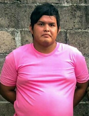 FUERZARMADASV's tweet photo. En caserío Los Domínguez, San Juan Nonualco, La Paz, ubicamos a Oscar René Hernández Mena, alias Gavilán o Truco. 

Este homeboy de la MS-13, posee antecedentes por resistencia y era el encargado de venta de droga en la zona. Fue entregado a la @PNCSV para que enfrente a la justicia por agrupaciones ilícitas. 

#GuerraContraPandillas