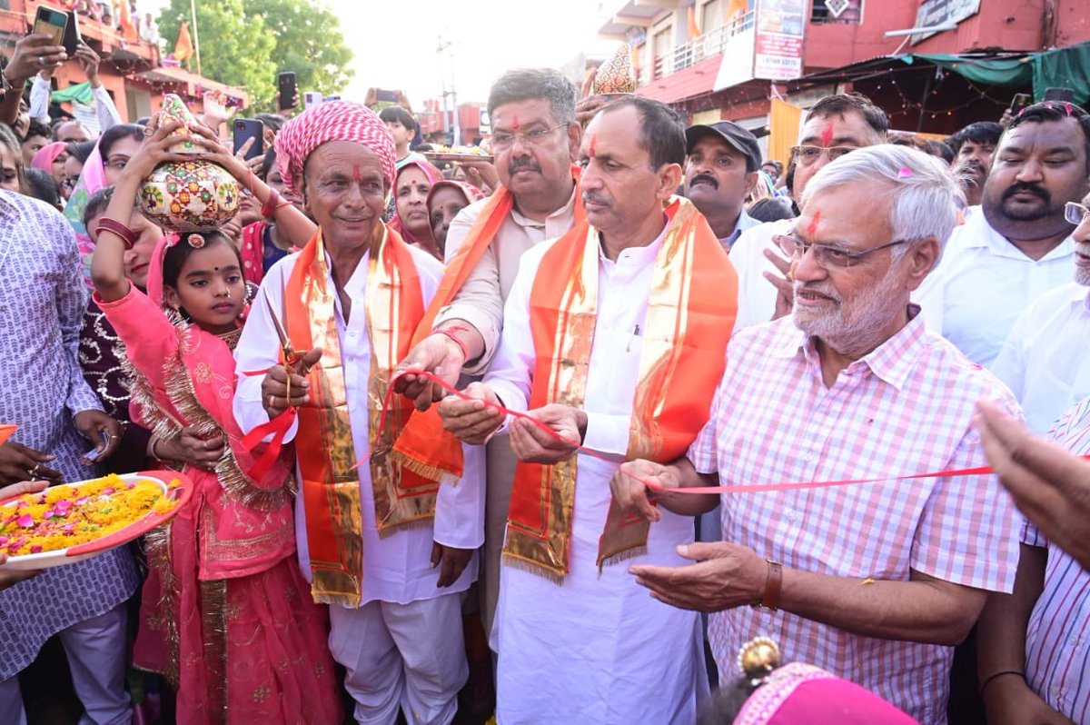 drcpjoshi's tweet photo. इस अवसर पर पीडब्ल्यूडी मंत्री श्री भजनलाल जी जाटव व ऊर्जा मंत्री श्री भंवर सिंह भाटी द्वारा विभिन्न विकास कार्यो की घोषणा की गई एवं महाराणा प्रताप व राणा पुंजा सर्किल निर्माणकर्ता भामाशाह परिवार का स्वागत भी किया गया। https://t.co/bNDSxargbE