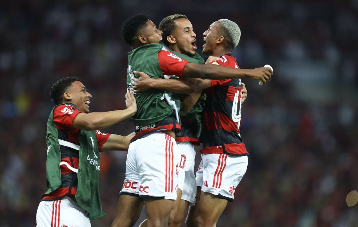 monicaalvesfs's tweet photo. Me deparei com essa foto e tem uma vibe tão linda, tão boa!

Gol de Wesley e ele comemorando com os outros jovens jogadores. Olha a felicidade genuína no rosto de cada um deles com o tento do amigo. 🤩

Victor Hugo mal sabia que no 2° tempo entraria pra decidir. https://t.co/n7HizJDnpD