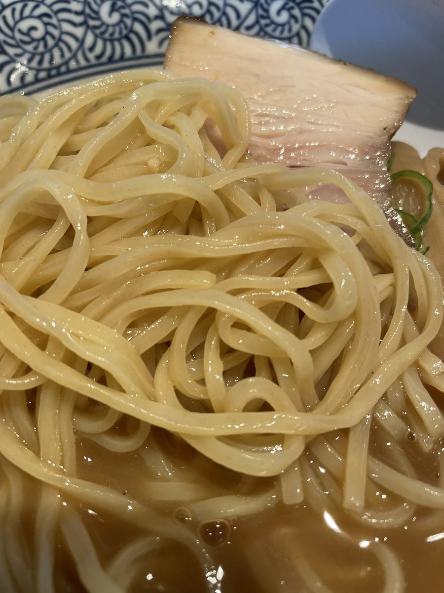 麺や 歩@東広島市
豚骨煮干ラーメン 900円　大盛 100円

豚骨しっかりで煮干が強め、脂も少なくまろやかな口当たりのスープ。あと口に煮干が残るぐらいに煮干が強めでした。麺は平打ちでツルっとした麺。厚みあるチャーシューは歯応えしっかりで食べ応えありますね。御馳走さまでした。