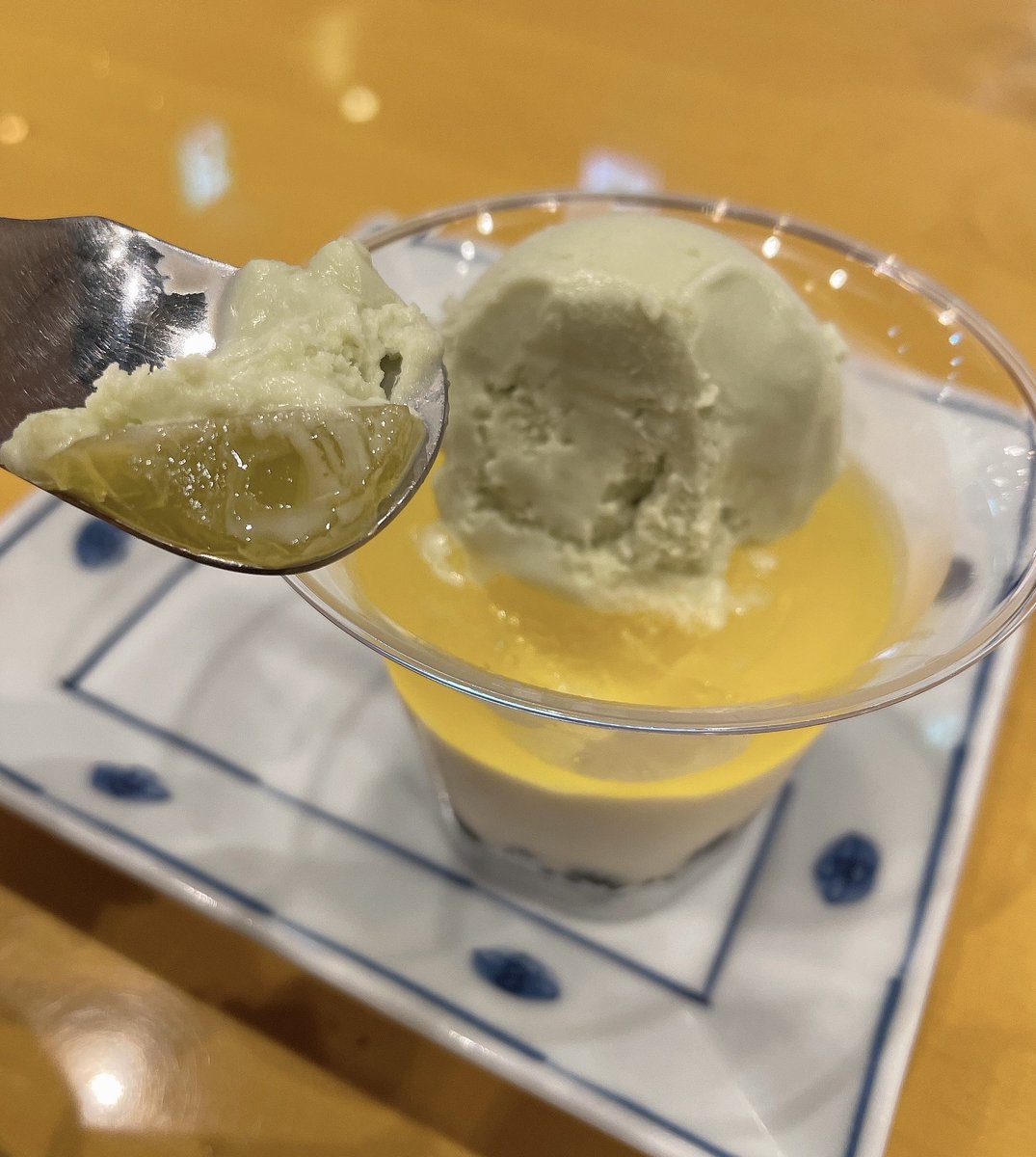 hatanaka_miyuki's tweet photo. 五右衛門パスタ今食べてるんやけど、デザートの瀬戸内レモンの生ティラミス、ピスタチオアイス添え…
むちゃ美味しくてビックリ‼️
食べた人おる?
久々にデザートの当たり🎯きた‼️
Σ੧(❛□❛✿)
#YomenyaGoemon
#デザート https://t.co/S0G2y7PbbL