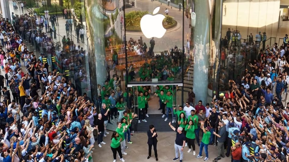 Apple Store Near Me  DLF Promenade - DLF promenade - Medium