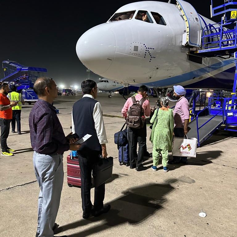 MadhishParikh's tweet photo. One of the finest leaders known for his simplicity and a commoner, @MansukhMandviya ji seen humbly lining up in queue while boarding. Often when leaders do such gestures (which is supposed to be normal), they are applauded by citizens. He has been living this long and he continues to inspire. Being rooted makes you strong. Much to learn from him 👏
@OfficeOf_MM