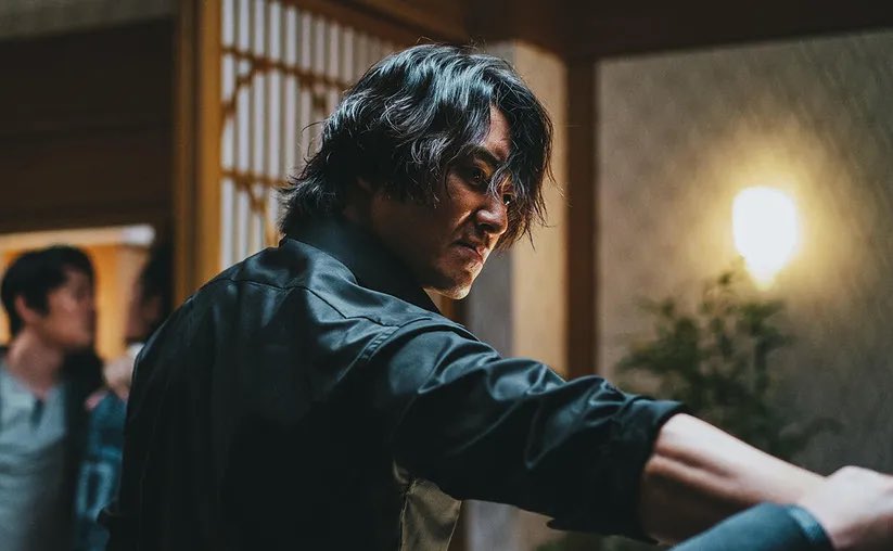 유사가 자신을 감금한 빌런들에게 꺼지라며 비명 지르고 벽 구석으로 도망가면 주성철은 유사 턱 잡고 우악스럽게 입 벌려서 강제로 약 먹일 거 같고, 강해상은 유사 팔 붙잡고 혈관에 주사기 꽂아 넣을 거 같아. 서서히 힘 풀리고 몽롱한 기분이 들어 더 이상의 반항도 못 하고 헉헉 대면