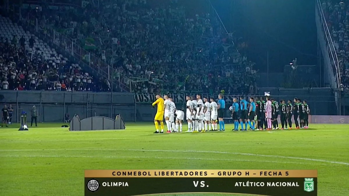 Jwillocv's tweet photo. Mis respetos para los casi 1000 hinchas del verde que estuvieron en Defensores del Chaco, ustedes no merecían ver y escuchar como le cantaban el ole al equipo que aman y por el cual sacrificaron su dinero y tiempo para viajar...
Lo de esta noche fue grotesco, una ofensa al hincha https://t.co/Kg0g08Icpi