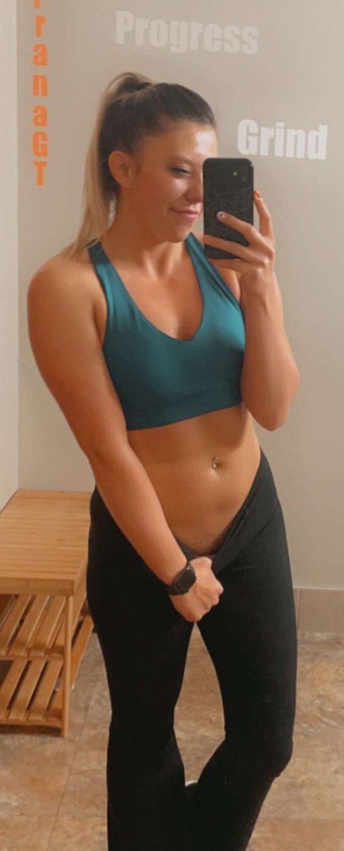 Abs looking good mom keeps me training #fitmom #gymfamily