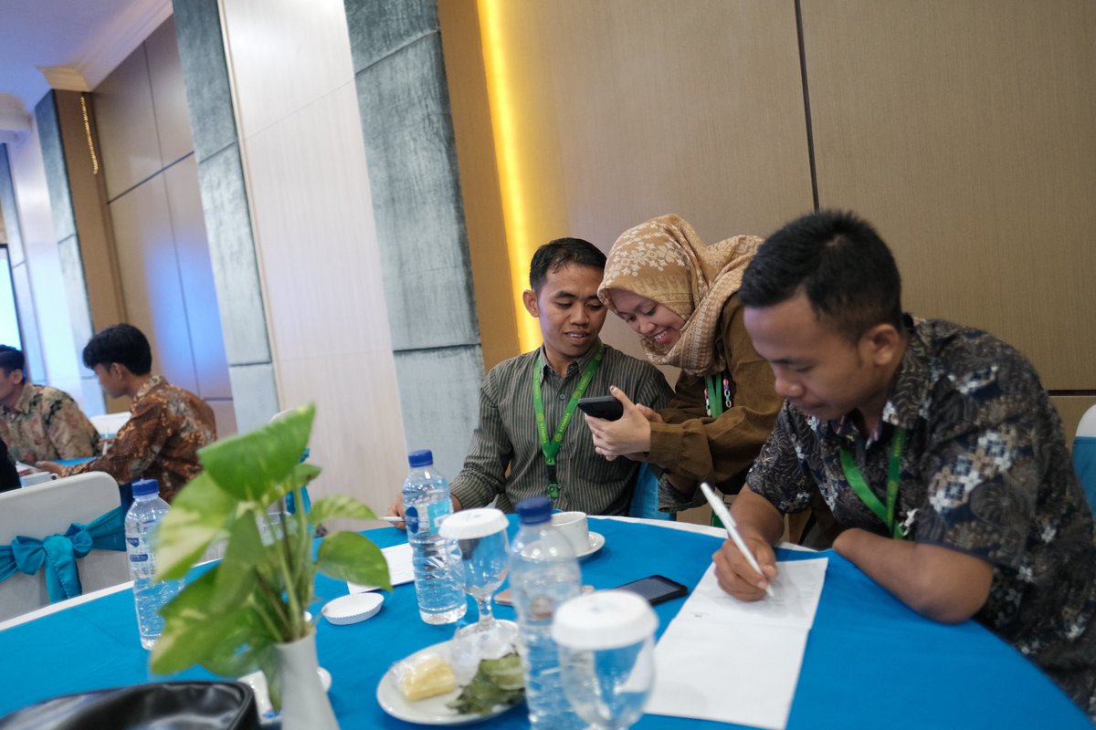 unwomenid's tweet photo. Di Lombok, Nusa Tenggara Barat, @unwomenid mengadakan pelatihan kewirausahaan digital berperspektif gender untuk 25 Account Officer @komidaofficial. Pelatihan ini merupakan bagian dari kerja sama UN Women dengan Pusat Investasi Pemerintah (PIP) melalui program #TogetherDigital. https://t.co/4QBuF04FvM