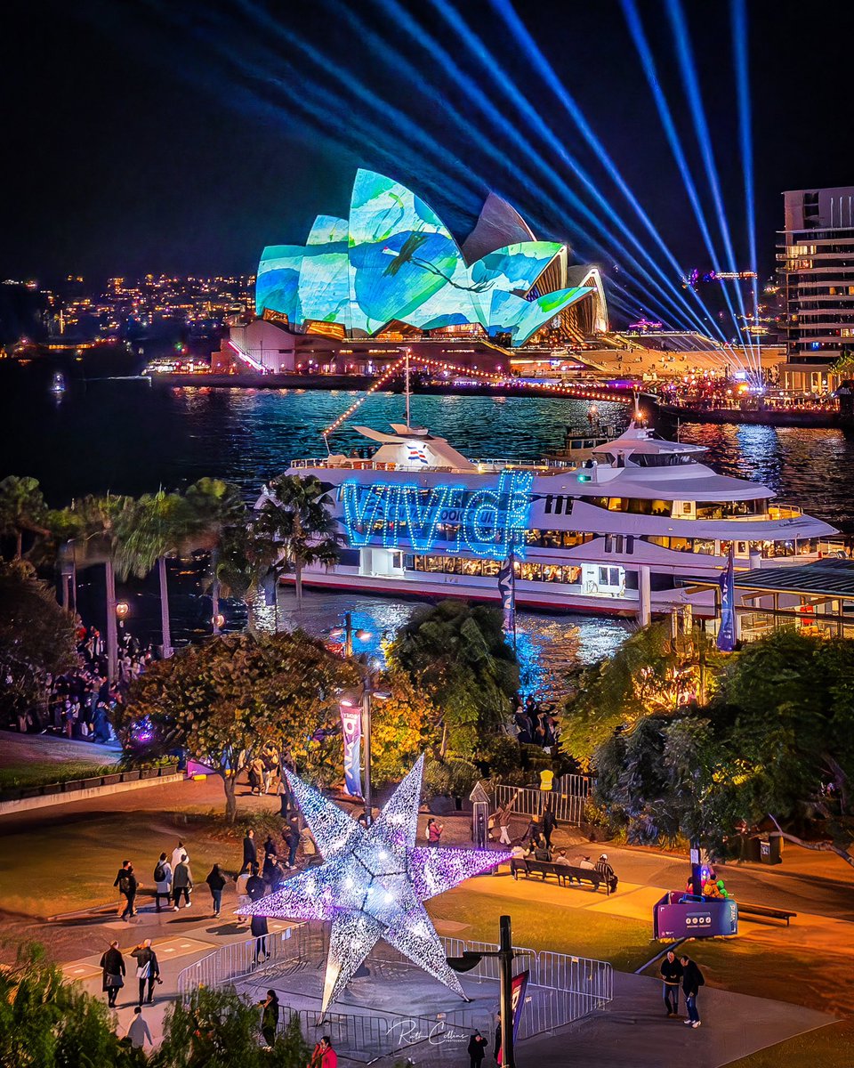 Lining up the trifecta 💚💙 @VividSydney ⭐️ #ilovesydney #Australia #vividsydney