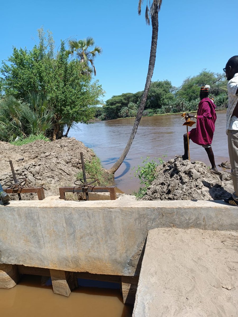 UNDPKenya's tweet photo. 🤝 Together with @NDMA_Kenya, our Drought Response and Resilience Building Project is gaining momentum in #LoimaSubCounty.
🙏@TurkanaCountyKE will contribute machinery for borehole drilling & water canal desilting, enhancing irrigated food production & a resilient future. https://t.co/eJL1PP909o