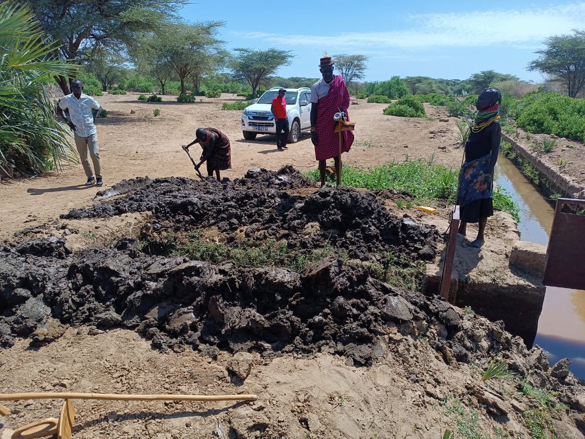 UNDPKenya's tweet photo. 🤝 Together with @NDMA_Kenya, our Drought Response and Resilience Building Project is gaining momentum in #LoimaSubCounty.
🙏@TurkanaCountyKE will contribute machinery for borehole drilling & water canal desilting, enhancing irrigated food production & a resilient future. https://t.co/eJL1PP909o