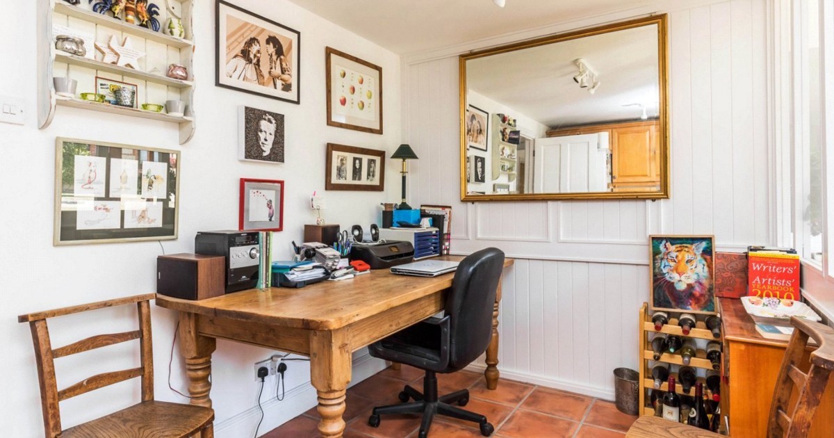 ✨New Instruction✨ Gothic Barns is located on the southern outskirts of Fishbourne - £597,500
.
Find out more on our website: bit.ly/43oVS1d 
☎️ 01243 786316
📧 chichester@jackson-stops.co.uk