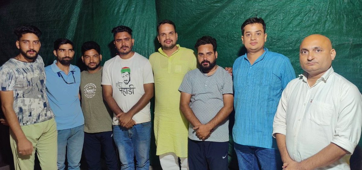 GovindMishraMrj's tweet photo. देहरादून में पिछले 100 दिनों से धरने पर बैठे उत्तराखंड बेरोज़गार संघ के साथियों से मुलाक़ात हुई।

फरवरी के महीने में इसी समुह के प्रदर्शन के बाद धामी सरकार नकल विरोधी कानून की घोषणा की थी। भर्ती परीक्षाओं को भ्रष्टाचार मुक्त कराने की इस लड़ाई में 'संयुक्त युवा मोर्चा' पूरी तरह साथ है।

जल्द ही उत्तराखंड में मोर्चा के विभिन्न बैठकों का आयोजन होगा।