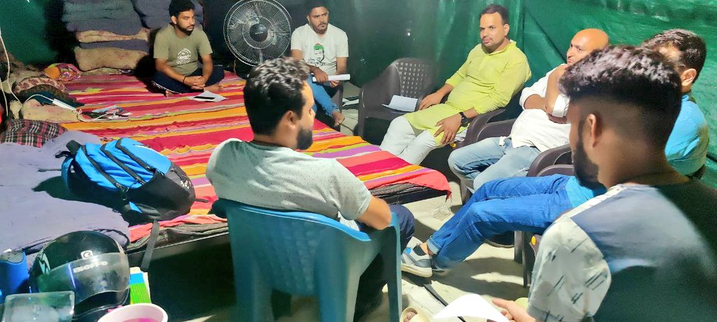 GovindMishraMrj's tweet photo. देहरादून में पिछले 100 दिनों से धरने पर बैठे उत्तराखंड बेरोज़गार संघ के साथियों से मुलाक़ात हुई।

फरवरी के महीने में इसी समुह के प्रदर्शन के बाद धामी सरकार नकल विरोधी कानून की घोषणा की थी। भर्ती परीक्षाओं को भ्रष्टाचार मुक्त कराने की इस लड़ाई में 'संयुक्त युवा मोर्चा' पूरी तरह साथ है।

जल्द ही उत्तराखंड में मोर्चा के विभिन्न बैठकों का आयोजन होगा।