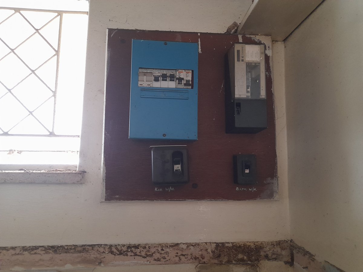 Tanaka_yasin05's tweet photo. Hie Twitter fam, please Retweet my name is Tanaka
I'm a qualified electrician who does all electrical works including new installations, renovations,solar installations and other maintenance services 
Check our page @ht_electricals
Below is our recent renovations 
*Thread* https://t.co/iR6BxdSpnm