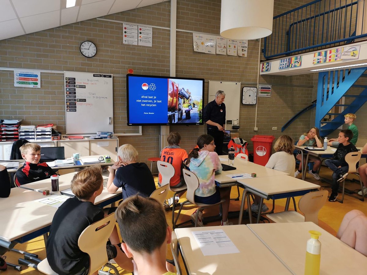 Omrin's tweet photo. ♻️💚| Schooltijd! Deze dagen gaat onze afvalcoach Pieter vaak naar school voor een les in afvalscheiden en recycling. Jong geleerd, oud gedaan! Bijvoorbeeld in Heerenveen, Reduzum, Franeker, Ried en Bitgummermolen. Jij ook? #FridaysForFuture #NextGeneration #SchoneWereld #Omrin https://t.co/zuqF96gFvr