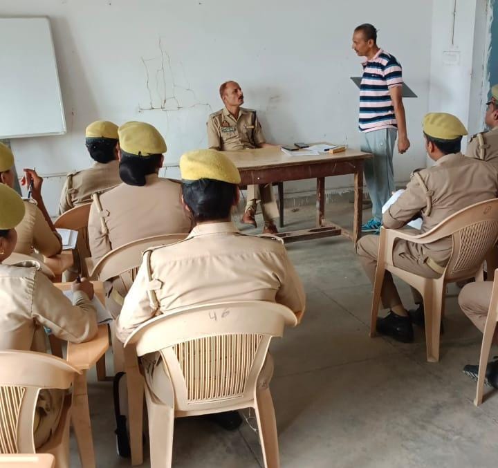 bandapolice's tweet photo. @ADGZonPrayagraj के आदेशानुसार #spbanda के निर्देशन में पुलिसकर्मियों को अधिक कार्यकुशल व दक्ष बनाने हेतु पुलिस लाइन में चल रहे 10 दिवसीय विशेष प्रशिक्षण सत्र में अपर पुलिस अधीक्षक बांदा लक्ष्मी निवास मिश्र द्वारा प्रशिक्षुओं को दी गई ट्रेनिंग ।
#UPPolice https://t.co/ftMG8hYVxw