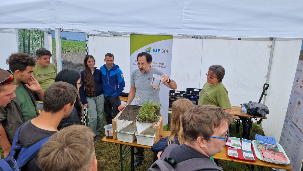 #climatesmartagriculture  was introduced for students from agricultural schools in @EJPSOIL project booth in Agricultural Field Days in Hungary.  #soil #soilscience #healthysoils #EJPSOILOutputs #stakeholderengagement #ClimateAction #climatemitigation #szantofoldinapok #nak