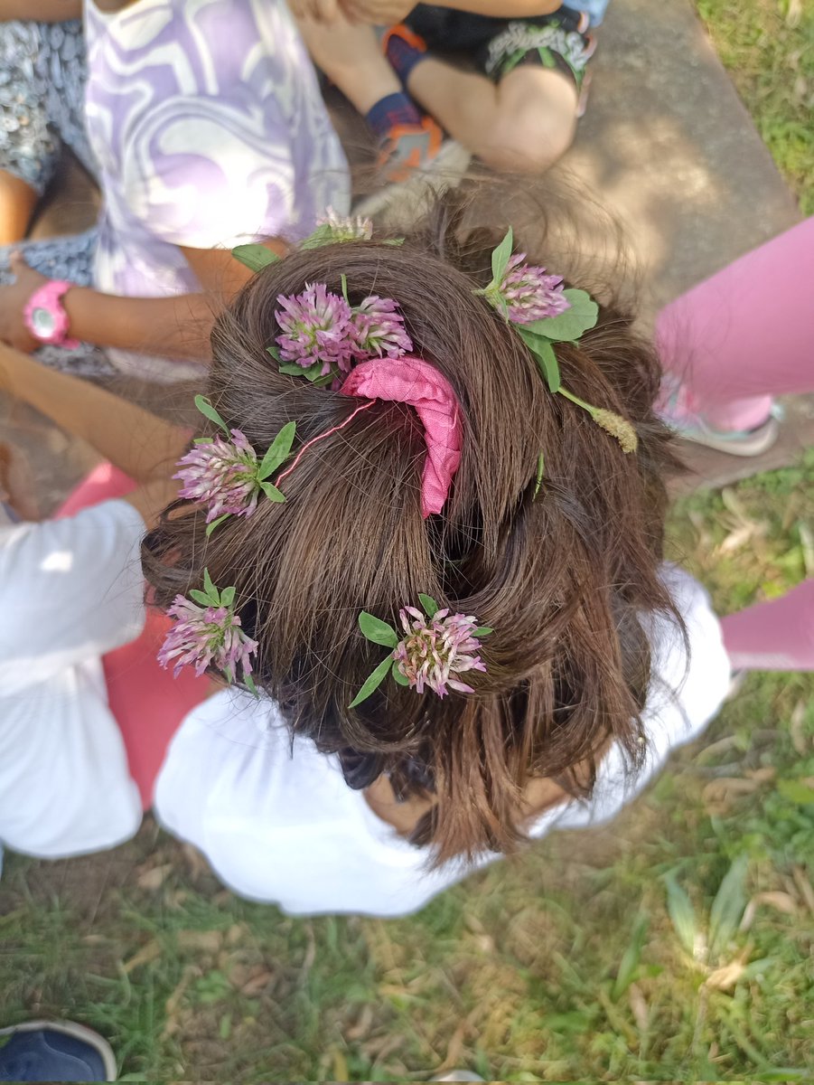 Silviadallava1's tweet photo. Ultima ricreazione, i bambini si sono messi fiori tra i capelli.

Mi chiedo se quest'anno avrei potuto fare di più per loro, se ho scelto le parole giuste.
Se si sono visti con i miei occhi, anche quelli che non si piacciono. https://t.co/9tI239WU4p