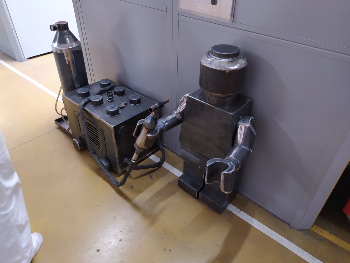 27Techno's tweet photo. Visite du pôle formation de l'UIMM de l'Eure pendant le concours Challeng'Eure 4.0 @CollegeEurope27 @UIMMEure https://t.co/YM8JLlxbwt