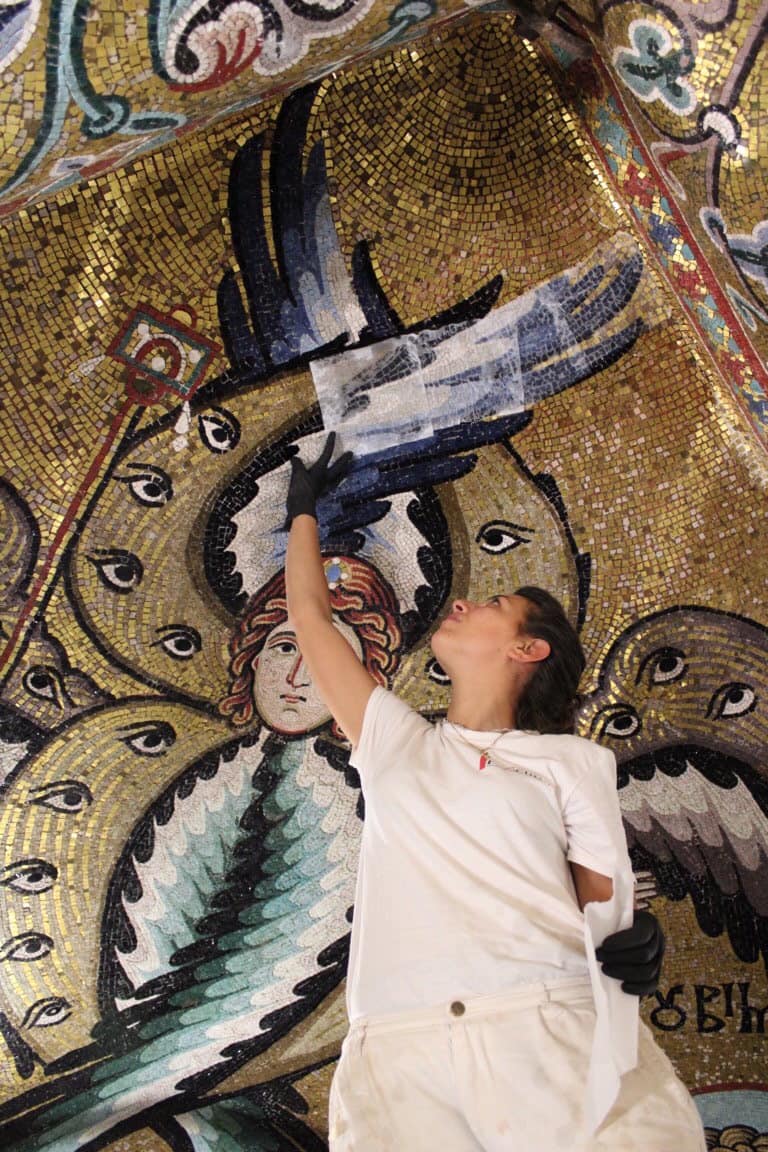 Piacentispa's tweet photo. Dal cantiere di restauro della #cattedrale di #Cefalù condividiamo con voi un viaggio nella grande bellezza. La maestria dei nostri restauratori all'opera su un #mosaico di straordinaria fattura che risale alla prima metà del XII secolo. https://t.co/5wvGfv7GsW