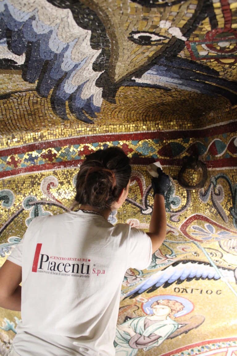 Piacentispa's tweet photo. Dal cantiere di restauro della #cattedrale di #Cefalù condividiamo con voi un viaggio nella grande bellezza. La maestria dei nostri restauratori all'opera su un #mosaico di straordinaria fattura che risale alla prima metà del XII secolo. https://t.co/5wvGfv7GsW