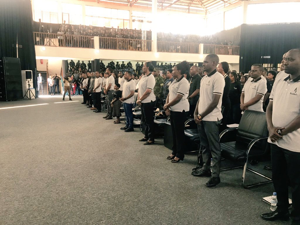 GisagaraDistr's tweet photo. Nonaha 9.6.2023:
Nyakubahwa Madamu Jeannette Kagame ageze mu karere ka @GisagaraDistr aho agiye kwifatanya n’urubyiruko rurenga 1000 rwitabiriye ihuriro ry’urubyiruko #IgihangocyUrungano, mu gikorwa cyo kwibuka urubyiruko rwishwe muri Jenoside yakorewe Abatutsi mu 1994
#Kwibuka29 https://t.co/CIYPRdf9i2