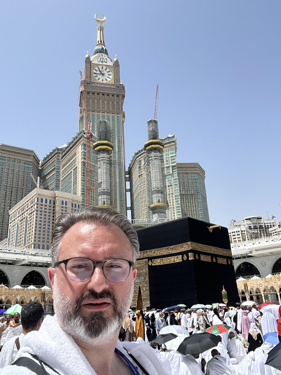 🕋🇹🇷 Beytullah’dan selamlar, hayırlı Cumalar. 
Rabbim bütün hacılarımızın haccını mebrur, sa’yını meşkur eylesin. Dualarımız makbul eylesin. 

—————-

🕋🇧🇪 Salam et bon vendredi depuis بيت الله
Qu’Allah agrée le pèlerinage de tous les pèlerins et accepte nos invocations.
