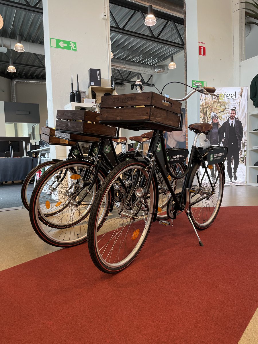 ProfeelAB's tweet photo. Fyra coola cyklar levererade till kund. Stort tack för förtroendet och att ni är med och bidrar till en hållbar framtid, Lundbergs Fastigheter 🌱 🌏
#Profeel #Profilbyrå #DecorSolution #LundbergsFastigheter #stålhästen https://t.co/6CQvjqeV9U